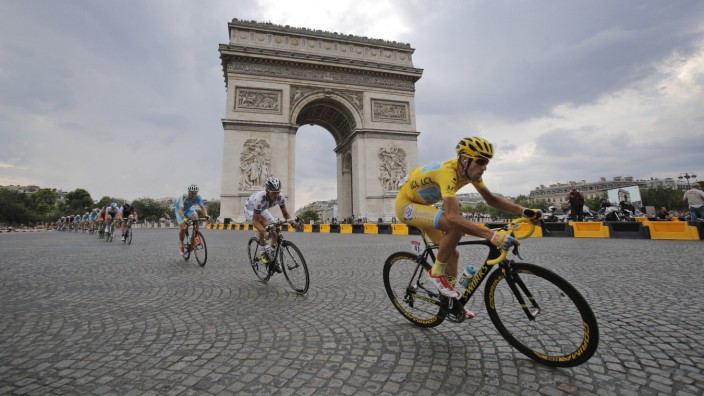 Tour-de-France-Sieger Nibali: Vincenzo Nibali passiert auf der letzten Etappe der Tour de France den Triumphbogen in Paris.