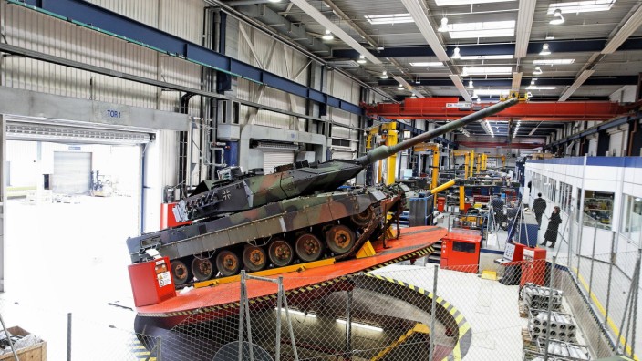 Verbot von Rüstungsexporten: Ein Leopard-II-Panzer in der Fabrikhalle der Krauss-Maffei Wegmann GmbH & Co. KG in München im Jahr 2008