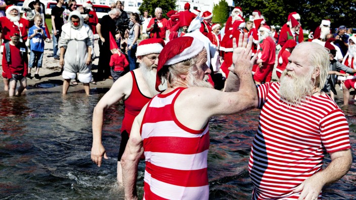Zufriedenheit in Dänemark: Dänen sind einfach glücklicher - anscheinend auch, wenn sie sich als Weihnachtsmänner verkleiden dürfen.