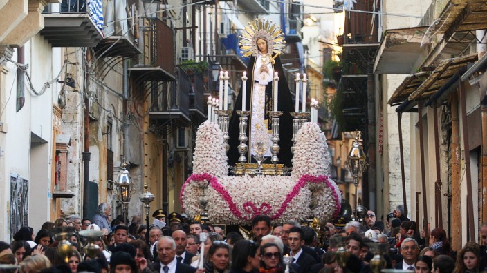 Italien: Eine Karfreitagsprozession mit einer Madonnenstatue in Palermo (Symbolbild)