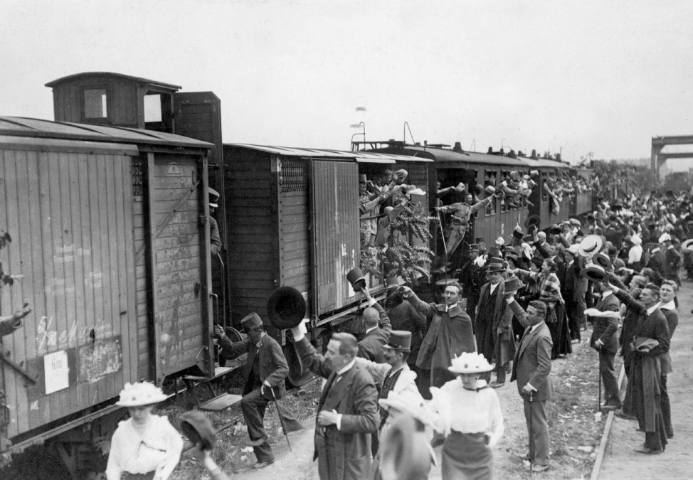 Österreichische Soldaten fahren an die Front, 1914