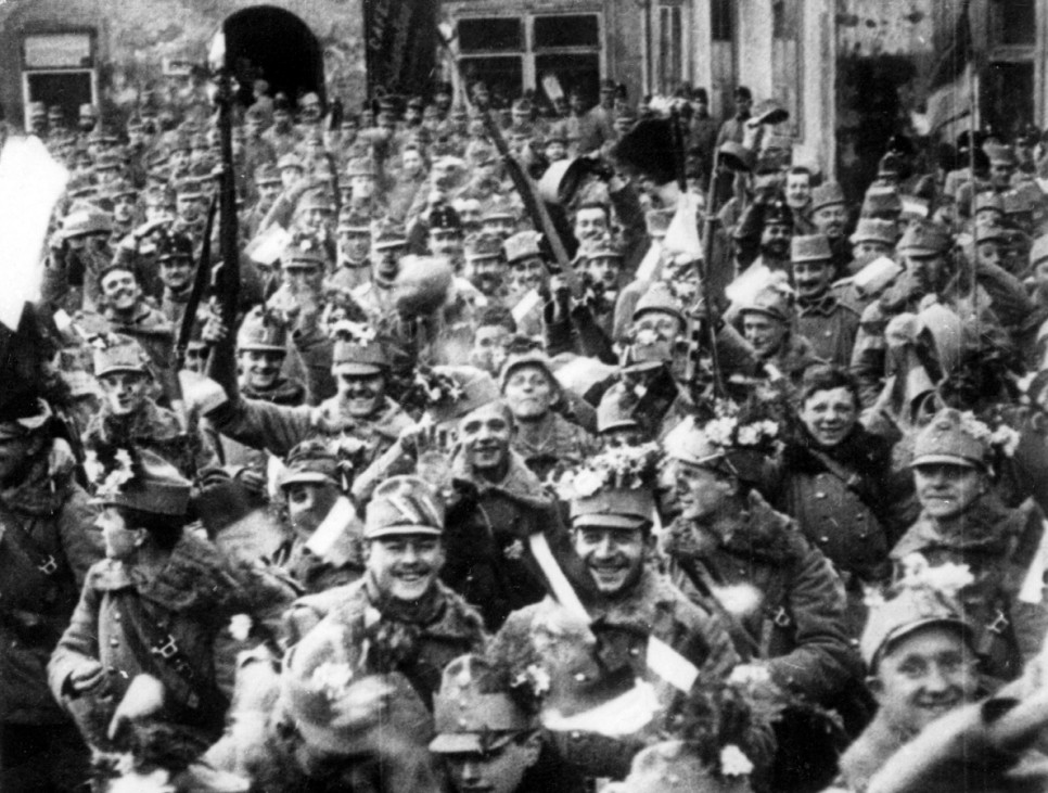 Jubelnde Soldaten bei Kriegsbeginn in Österreich, 1914