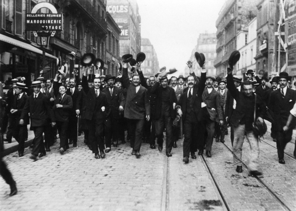 Jubelnde Franzosen bei Kriegsausbruch in Paris, 1914