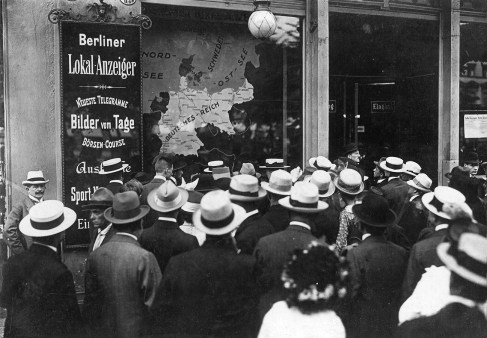 Berliner während des Kriegsausbruchs vor dem Büro des Berliner Lokalanzeigers, 1914