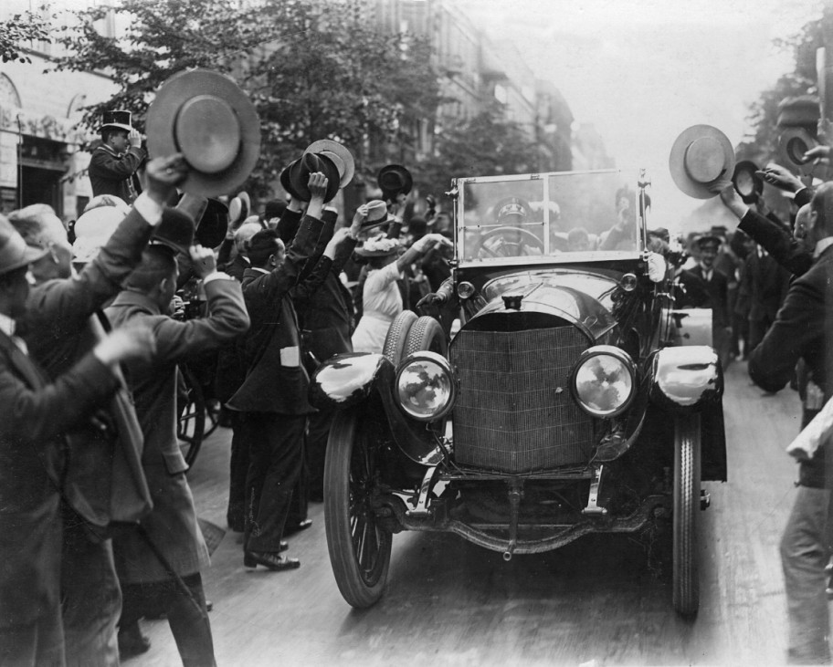 Berliner jubeln zu Kriegsbeginn dem Kronprinzen zu, 1914  Erster Weltkrieg