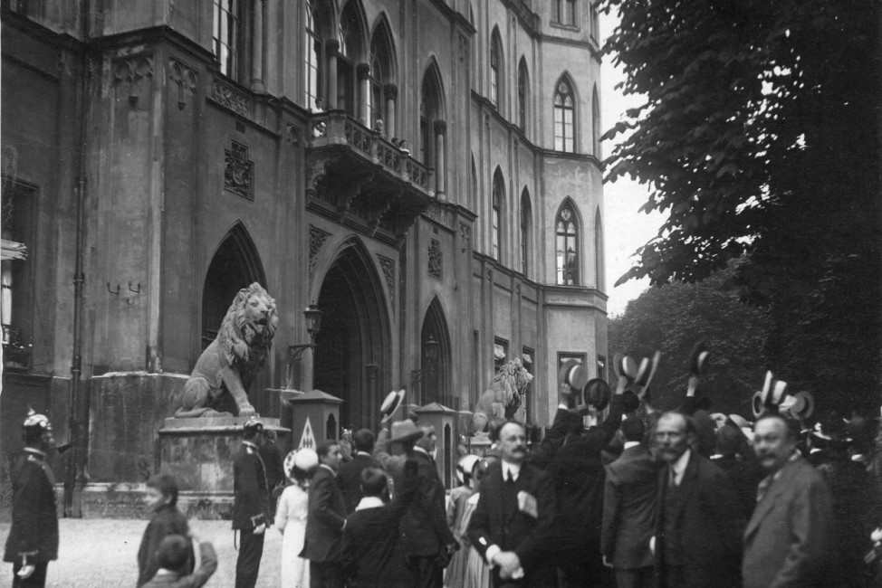 Ludwig III. spricht bei Ausbruch des Ersten Weltkriegs in München zur Bevölkerung, 1914