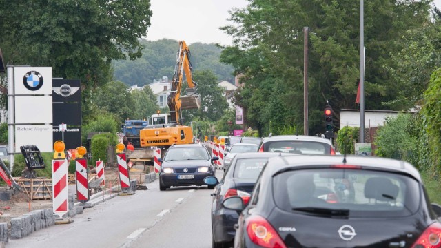 Bauarbeiten auf der B 304: Vom 30. August an wird die Bundesstraße in Kirchseeon dann komplett gesperrt: Autofahrer und Anwohner müssen sich auf Staus einstellen.