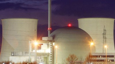 Die große Koalition und die Atomkraft: Das Atomkraftwerk Biblis bei Nacht: Bleibt es beim geplanten Ausstieg?