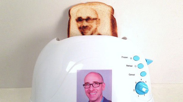 Kolumne Geschmackssache: Ein Selfie-Toaster in Aktion.
