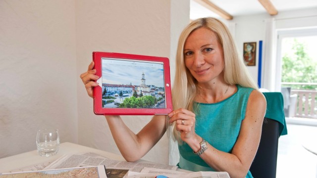 Ebersberg: Die Ebersberger Radiologin Larissa Wolff mit einem Bild ihrer Geburtsstadt Ivano-Frankivsk in der Westukraine.