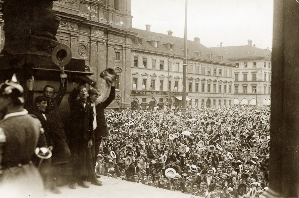 Menschenmenge bei Kriegsausbruch, 1914