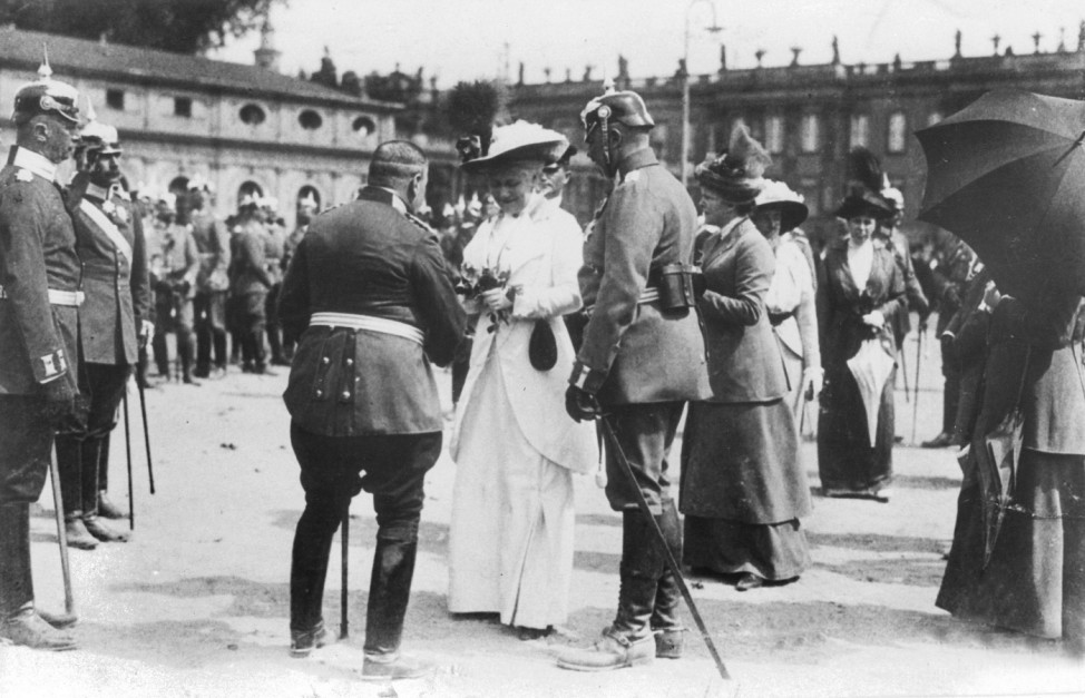 Kaiserin Auguste Viktoria verabschiedet Offiziere, 1914