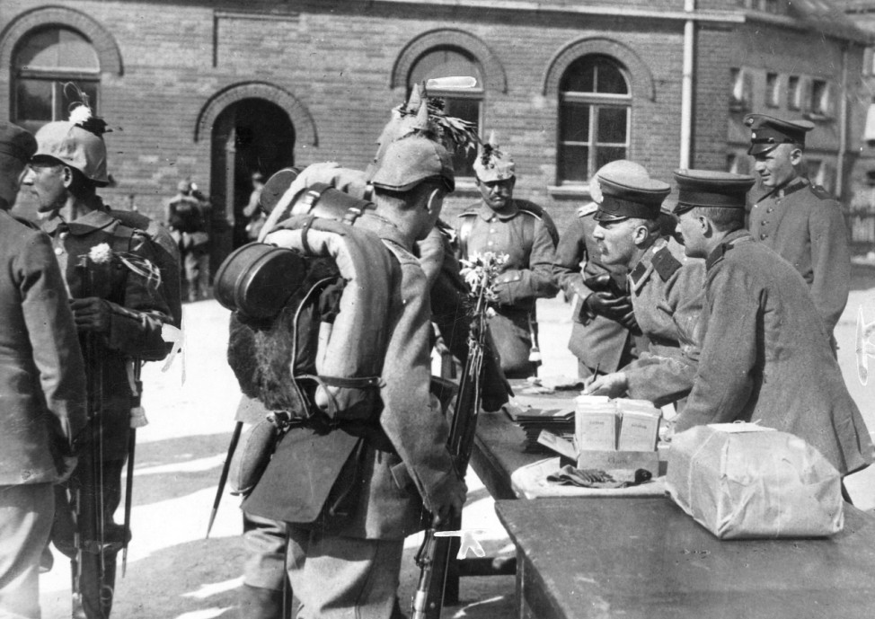 Deutsche Soldaten empfangen Sold, 1914