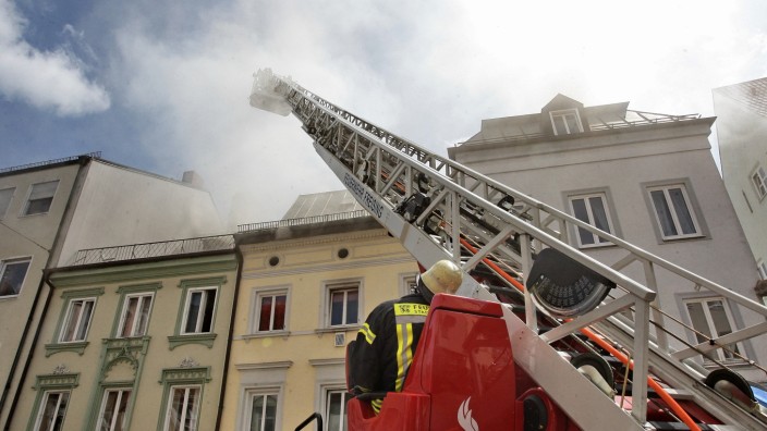 Wohnungssuche in Freising: Bis in die Abendstunden hat ein Brand in einem Dachstuhl an der Unteren Hauptstraße in Freising die Feuerwehr und andere Helfer beschäftigt.