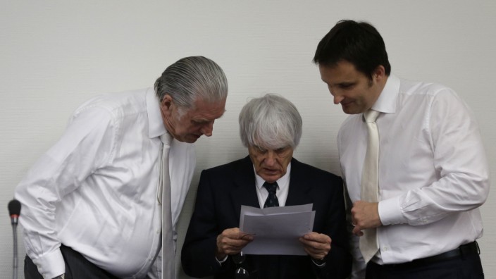 Formel 1: Szene aus dem Münchner Gerichtssaal: Bernie Ecclestone (Mitte) mit seinen Anwälten Sven Thomas (li.) und Norbert Scharf.