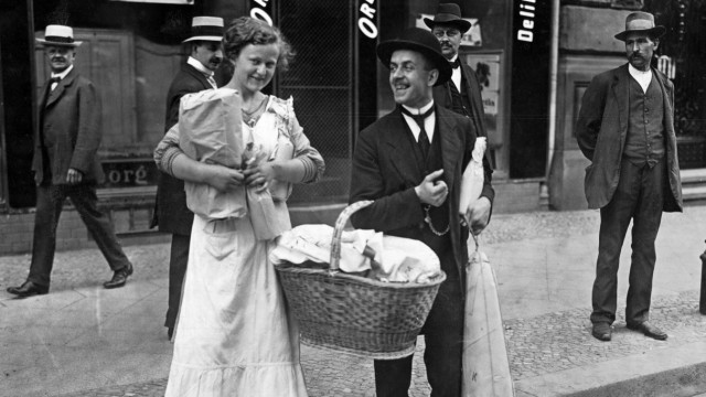 Berliner mit Proviant, 1914 | Berliners with a food basket, 1914