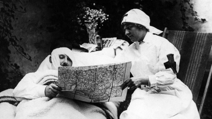 Deutsche Krankenschwester mit belgischem Soldaten, 1914 | German nurse with a Belgian soldier, 1914