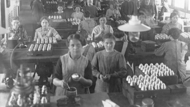 Mädchen und Frauen in einer Munitionsfabrik