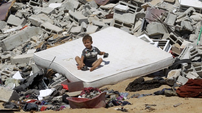 Vermittlung im Gaza-Konflikt: Ein palästinensisches Kind sitzt inmitten der Trümmer eines zerstörten Hauses im südlichen Gazastreifen.