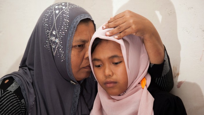 Tsunami von 2004: Wieder in den Händen der Mutter: Jamaliah Jannah hat ihre totgeglaubte Tochter Raudhatul nach zehn Jahren wiedergefunden.