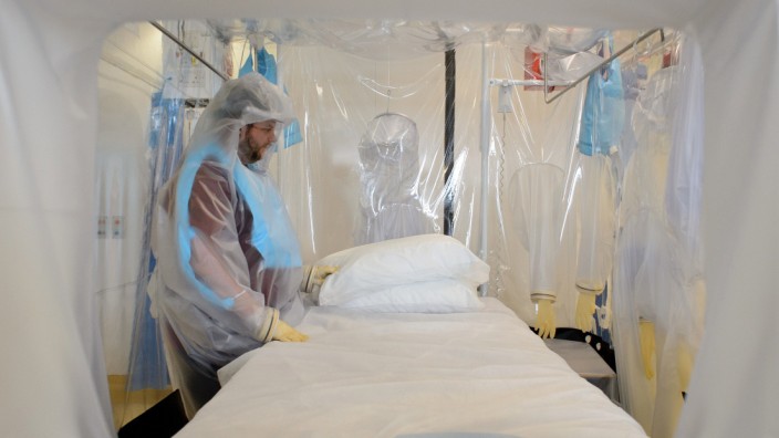 Kampf gegen Ebola: Westliche Kliniken wie dieses Londoner Krankenhaus sind auf Ebola-Patienten vorbereitet. Manch einer sieht den Kampf gegen die Krankheit vor allem als eine Frage nationalen Interesses.