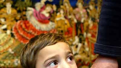 Kinder in Rumänien: Der kleine Nicolae wird von seinem Großvater ausgezogen - wie die meisten rumänischen Heimkinder ist auch er keine "echte" Waise