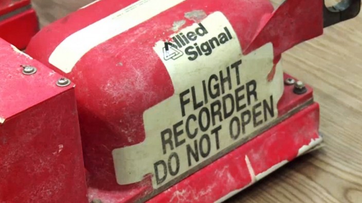 Ihr Forum: Einer von zwei Flugschreiber, die an der Absturzstelle von Flug MH17 gefunden wurden.