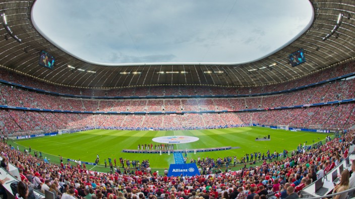 Fans des FC Bayern bei der Teampräsentation im Jahr 2014