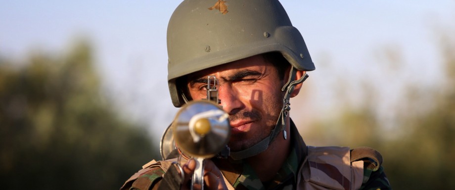 IS-Terrormiliz: Ein Peschmerga-Kämpfer der irakischen Kurden posiert für die Kamera.