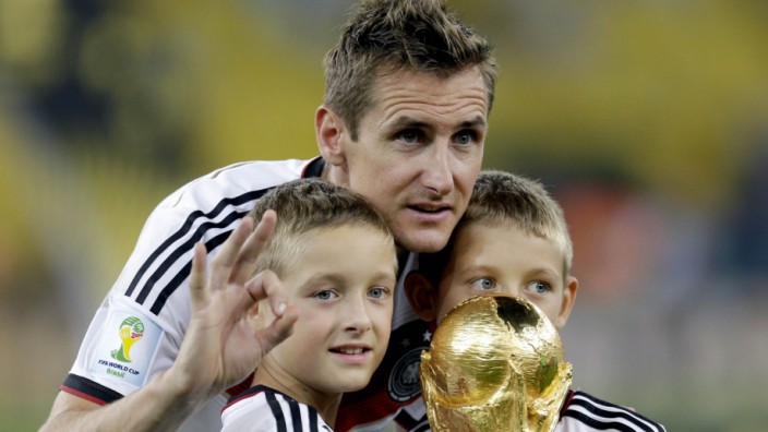 DFB-Rücktritt von Miroslav Klose: Familienbild in Rio: Miroslav Klose, Weltmeister, WM-Rekordtorschütze, mit seinen Zwillingen.