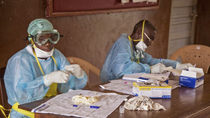 Seuche in Westafrika: Westafrika in Angst: Mitarbeiter eines Krankenhauses in Sierra Leone.