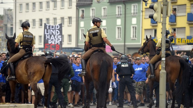 Amateurderby in München: Berittene Polizisten versuchen 2013 bei einem Derby, die rivalisierenden Fangruppen rund um das Stadion auseinanderzuhalten.