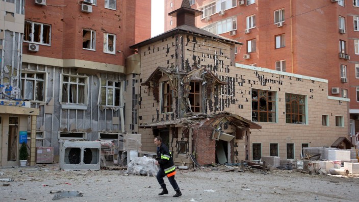Deaths mount in Ukraine's Donetsk amid threat of Russia incursion