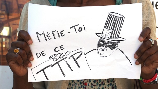 Lobbying rund um TTIP-Abkommen: "Hüte dich vor diesem TTIP" steht auf dem Protestplakat, das eine Belgierin bei einer Demo in Brüssel hochhält.