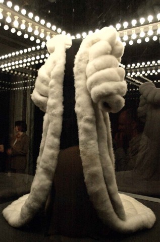 Weißer Pelzmantel von Marlene Dietrich im Modemuseum in Paris, 2003