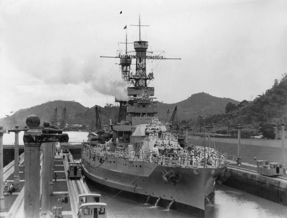 USS "Pennsylvania" in einer Schleuse des Panamakanals, 1927