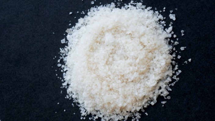 Salz und Gesundheit: Die meisten Menschen nehmen zu viel Salz auf. Das kann der Gesundheit schaden.