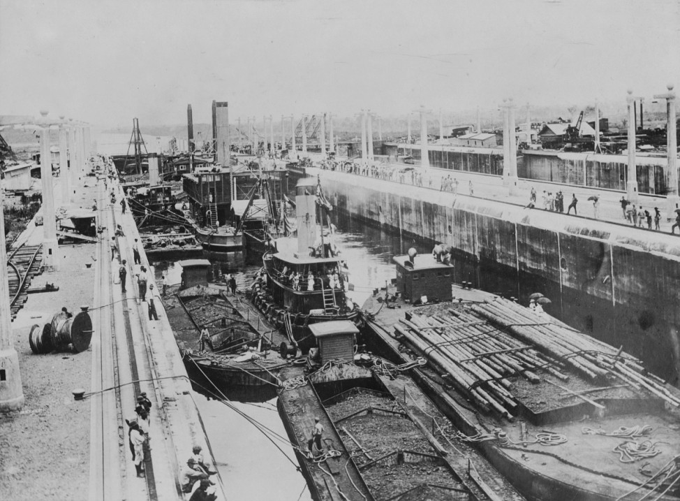 Frachtschiffe in der Gatun-Schleuse des Panamakanals, 1914