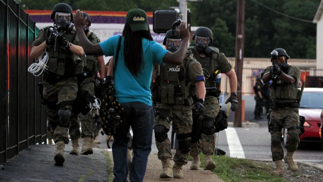 Proteste in Ferguson: Eine SWAT-Einheit steht in Ferguson einem Demonstranten gegenüber.