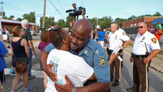 US-Kleinstadt Ferguson nach Tod von Michael Brown: Er hat nun das Kommando über Ferguson und kommt als Friedensstifter: Polizeichef Ronald Johnson.