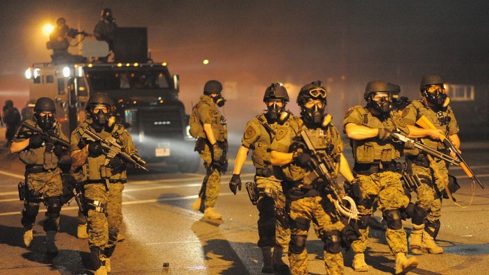 Tod von Michael Brown in Ferguson: Schwer bewaffnete Einsatzkräfte patrouillieren auf Fergusons Straßen.