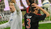 Uefa-Cup, Halbfinale: Oh Schreck! Lúcio befördert den Ball ins eigene Netz.
