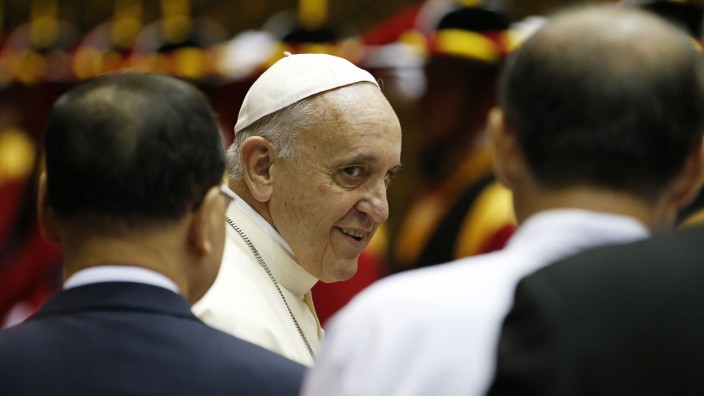 Rücktritt eines Papstes: Papst Franziskus bei seiner Ankuft auf der Seoul Air Base in Seongnam