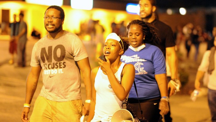 Proteste in Ferguson: Stundenlang haben Demonstranten in der Nacht zum Mittwoch in Ferguson gegen die Polizei protestiert. Diesmal blieb die Lage ruhig - anders als in den Nächten zuvor.