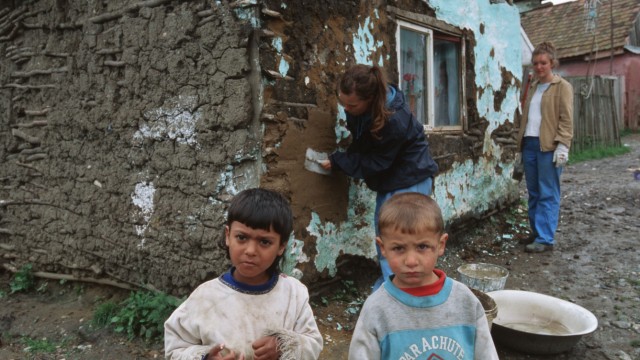 Hilfsprojekt: Die Roma-Familien leben in meist baufälligen Ein-Zimmer-Wohnhäusern.
