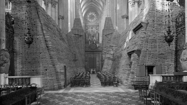 Die Kathedrale von Amiens in Frankreich mit Sandsäcken zum Schutz vor Angriffen.