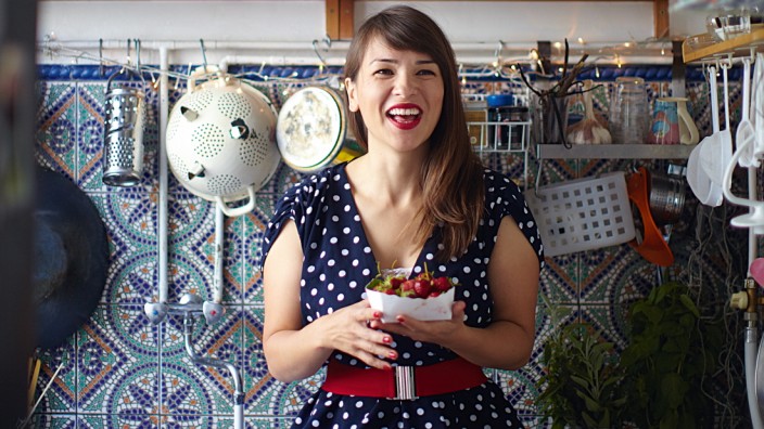 Kochbuchautorin Rachel Khoo: Mit Erdbeermund ist auch gut Kirschen essen: Rachel Khoo - in Großbritannien so etwas wie der weibliche Jamie Oliver - lebt den kulinarischen Mix einer globalisierten Gesellschaft.