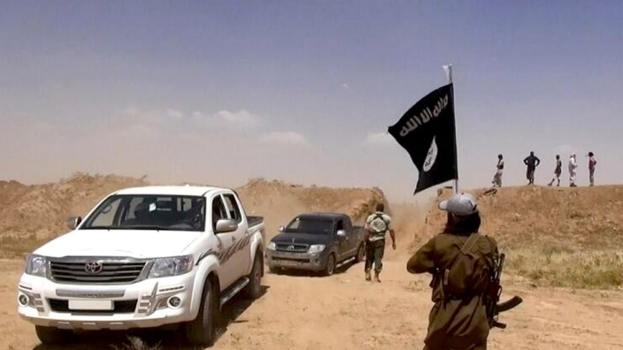Rebellen-Fahrzeug Toyota-Hilux: IS-Kämpfer und ihre Fahrzeuge an der syrisch-irakischen Grenze. Die Aufnahme soll im Juni 2014 entstanden sein.