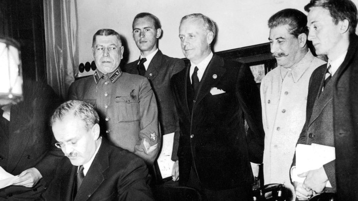 Molotow unterzeichnet den Hitler-Stalin-Pakt