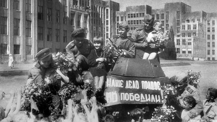 "Die letzten Zeugen" von Swetlana Alexijewitsch: 5. Mai 1945: Weißrussische Kinder mit Soldaten der Roten Armee im befreiten Minsk.